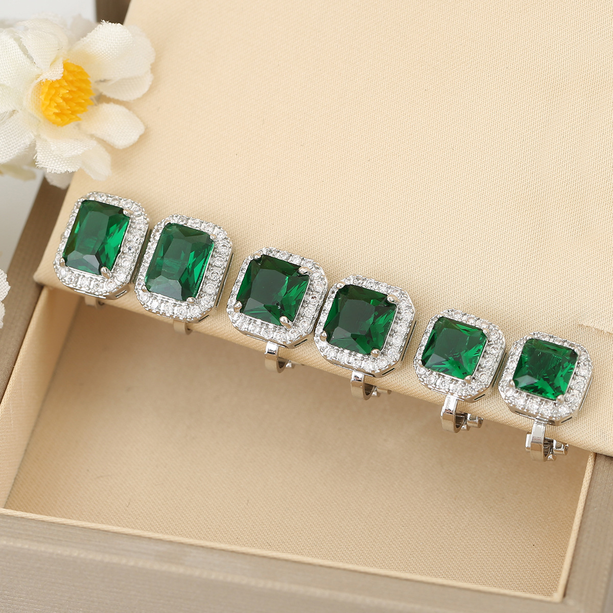 Luochen Emerald Zircon Square Ear Clip for Women Without Pierced Ears, Accessible Luxury, High-End Elegant, Niche Diamond Earrings and Earrings