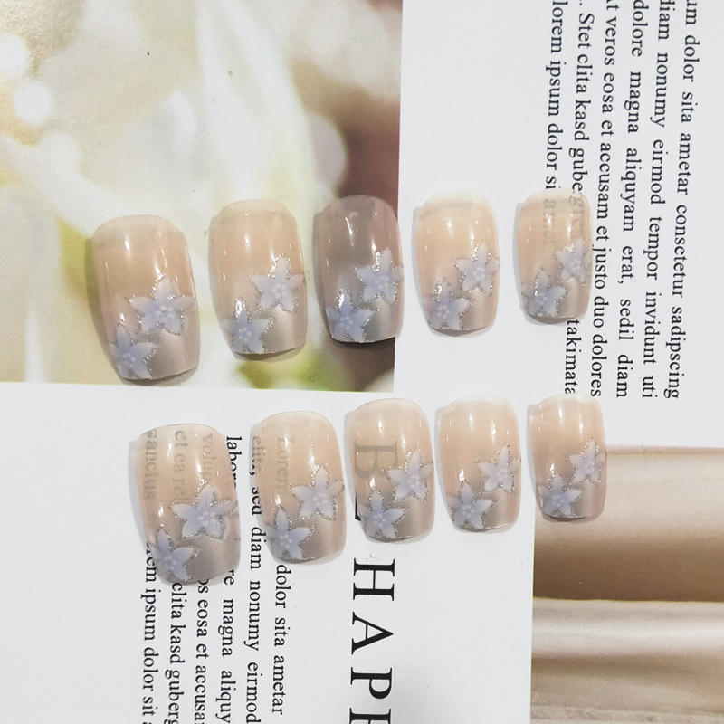 Desnudo, borde blanco, uñas francesas, flores azules, adornos dulces y exquisitos, 24 piezas de parches de uñas terminados.