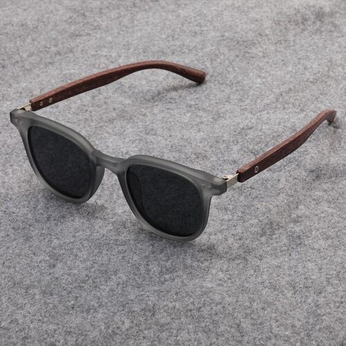 Hollywood star sunglasses with wood grain temples for men and women, vintage black sunglasses with a high-end, trendy, sun-shielding, and UV protection design.
