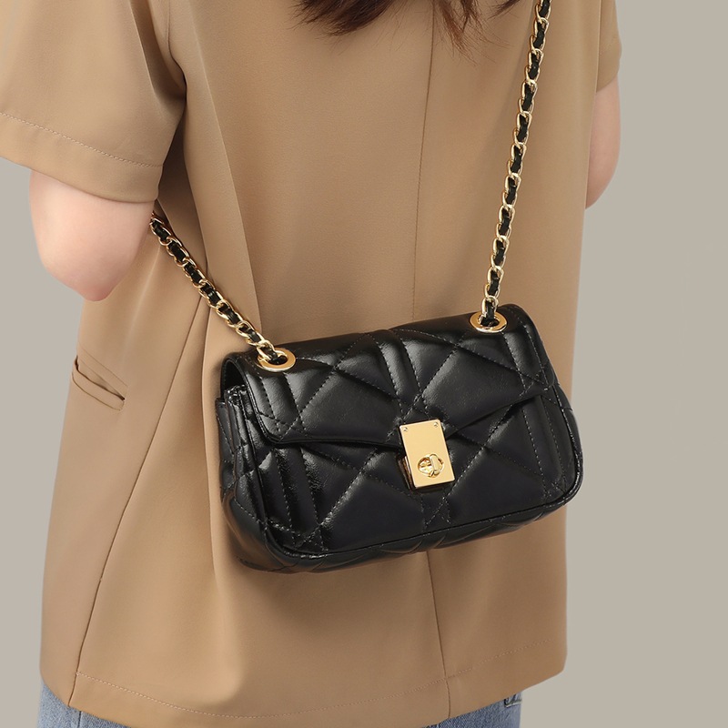 Túi đeo chéo nữ dây xích thời trang nhỏ gọn — đen, Lời bài hát: Black (Public Version)