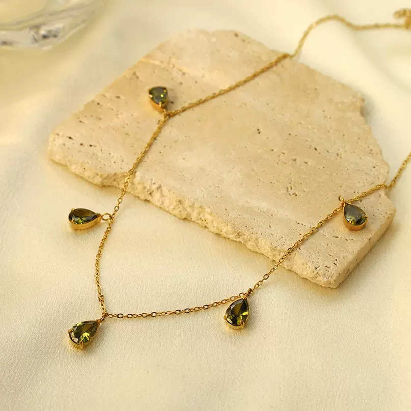 新款ins风饰品设计感时尚多锆石祖母绿316材质吊坠项链锁骨颈链