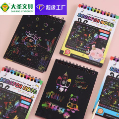 子供のDIYは本の美術の落書きの絵をかきます。幼稚園の美術は紙の創意を剃ります。