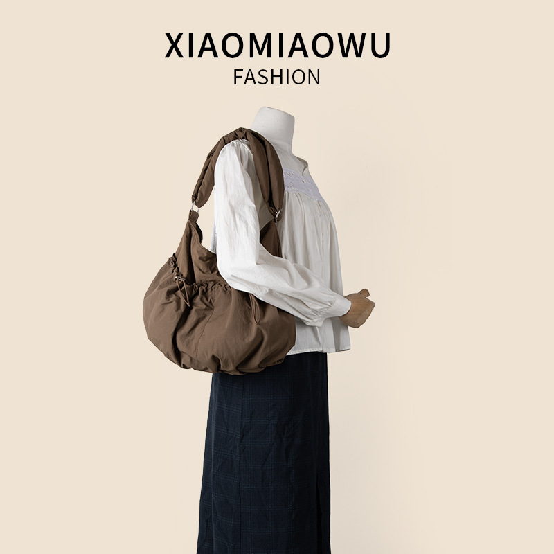 New pleated commuting shoulder with large capacity and high-end feel, drawstring summer versatile nylon crossbody bag_voghion.com