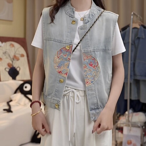 2026 new denim vest for women with small shoulders and horse clips, thin coat, short sleeveless vest.
