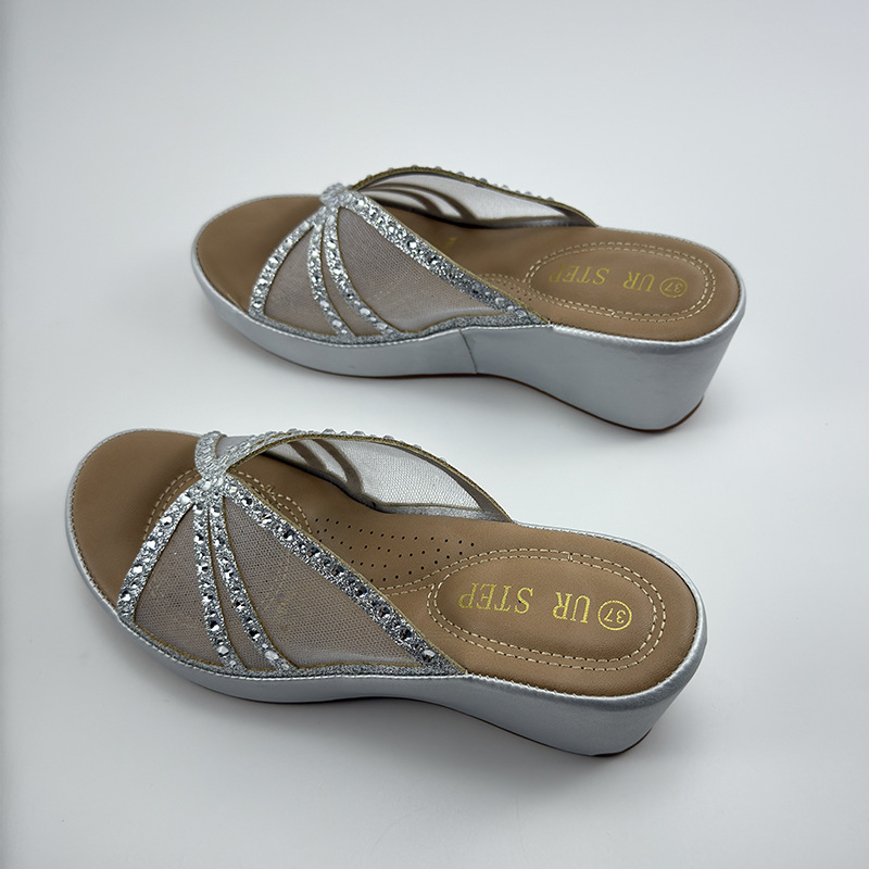 Zapatillas de tacón alto para mujeres de verano de malla de diamante de agua otoño de 2026 nuevo hombre pequeño con una parte inferior gruesa de una zapatilla confortable pendiente de zapatillas frías