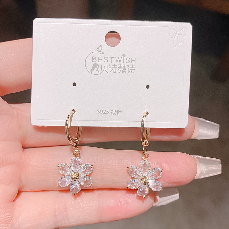 Fresh sophisticated universal fashionable earrings with zircon