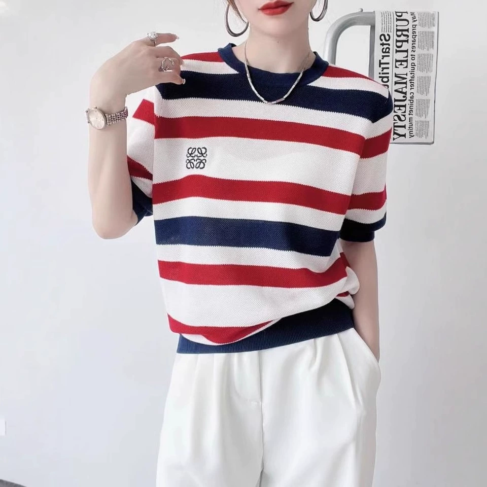 Европейская 2023 Летняя шелковая трикотажная футболка с короткими рукавами Контрастный пуловер в полоску для пригородных поездок Модный Топ, уменьшающий возраст