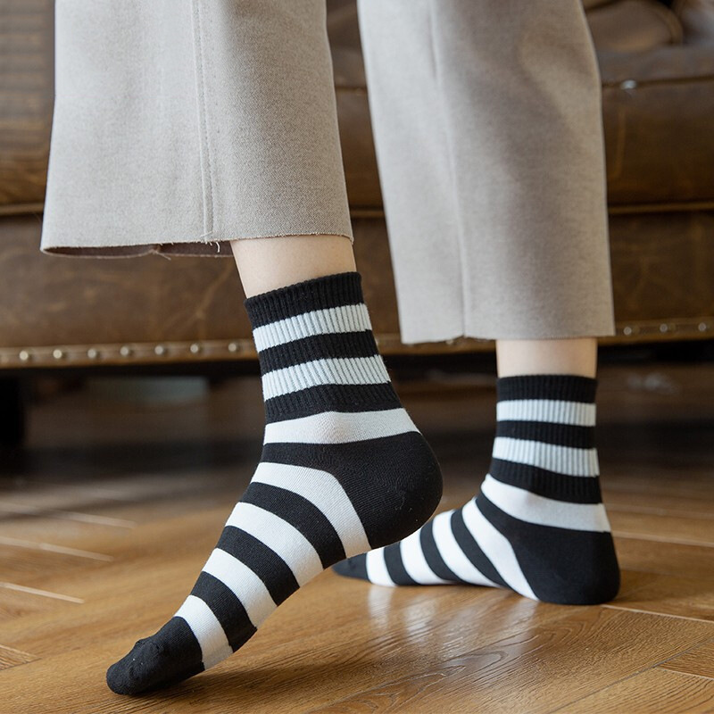 Four Seasons Nuevo tubo de tubo medio, vacas con manchas, calcetines de moda ins, absorbentes de sudor, lindos calcetines de mujer a rayas de color sólido japonés, al por mayor