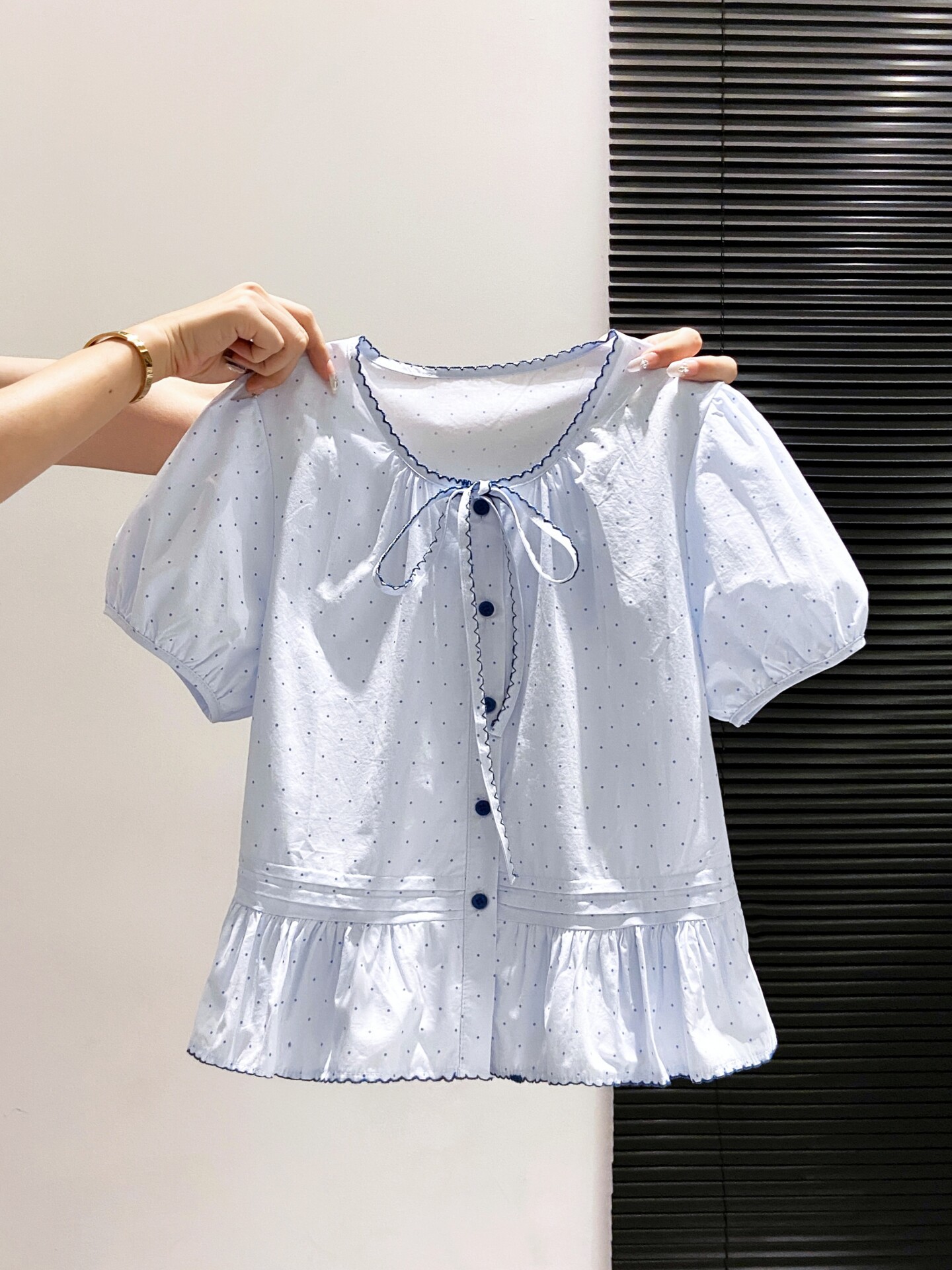 Áo sơ mi nữ tay phồng ngắn cổ bẻ, họa tiết chấm bi, viền bèo nhún — xanh lam