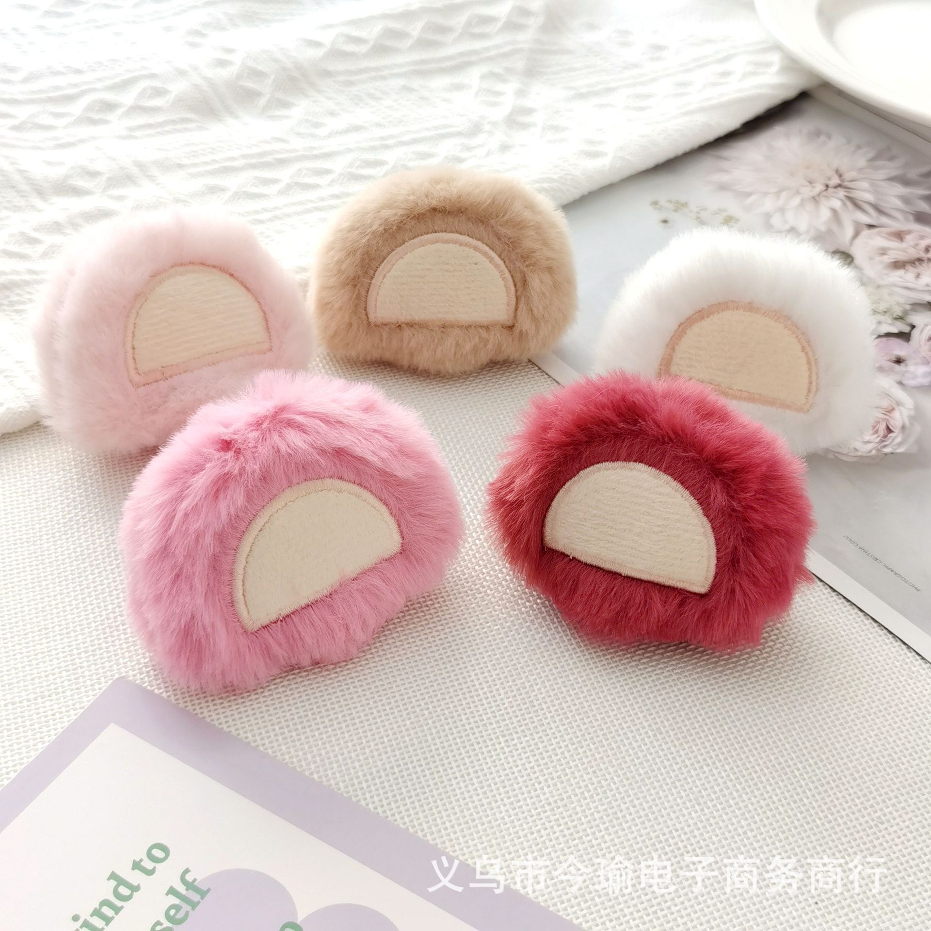 新しいぬいぐるみのイチゴの耳のカチューシャのヘアピンのアクセサリーのアクセサリーdiyネットの赤い熊の耳のアクセサリー