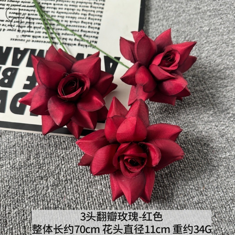 Tres rosas volcadas