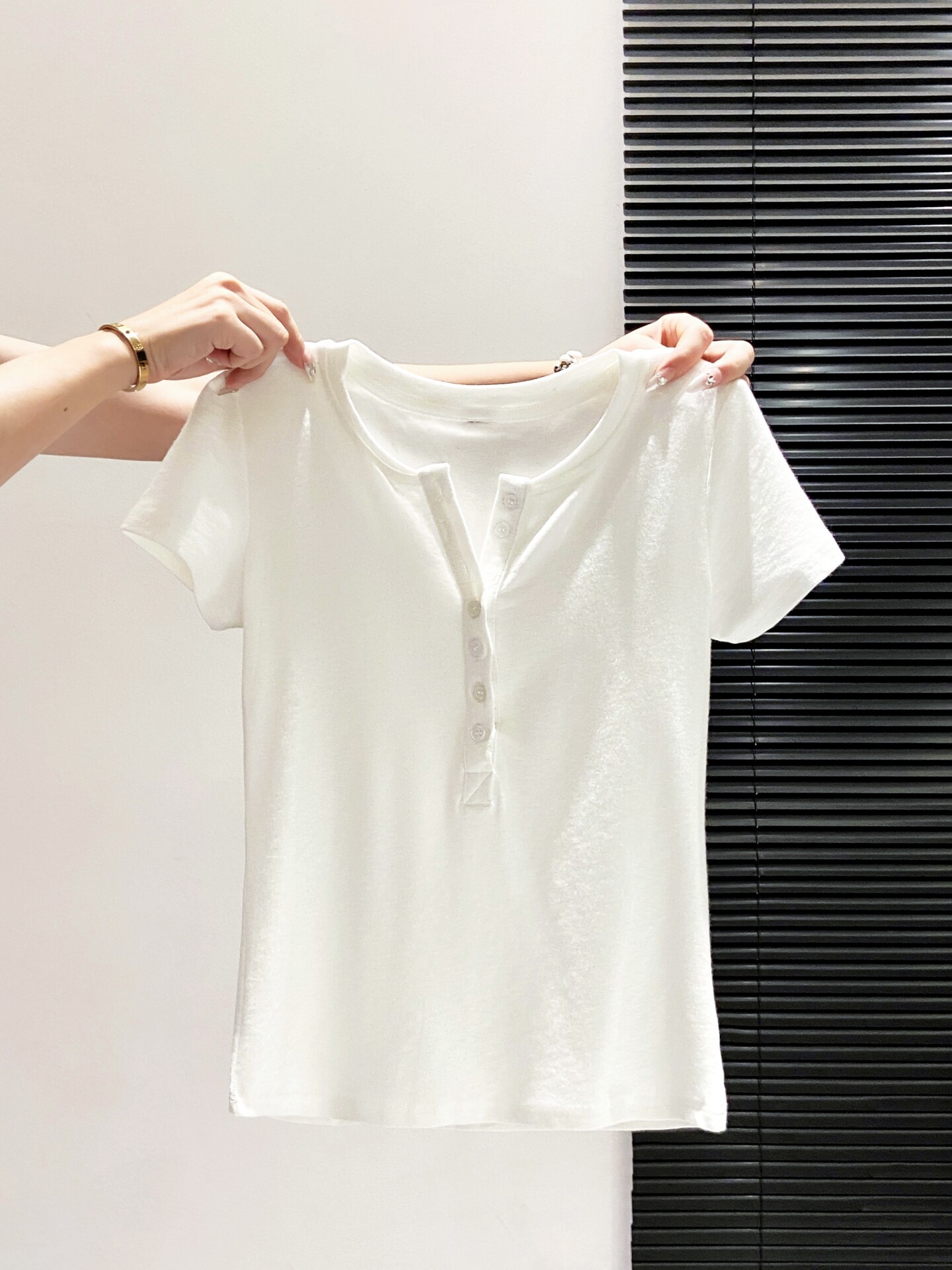 Áo thun nữ cổ bán mở tay ngắn phong cách Hàn Quốc, thiết kế đơn giản tôn dáng — màu đen