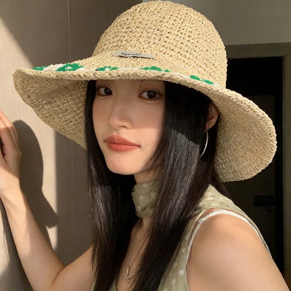 Beach sun hat solar-powered