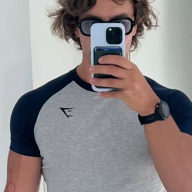 Gymshark raglon修身半袖tシャツ男性は体の弾力性を示しています。|undefined