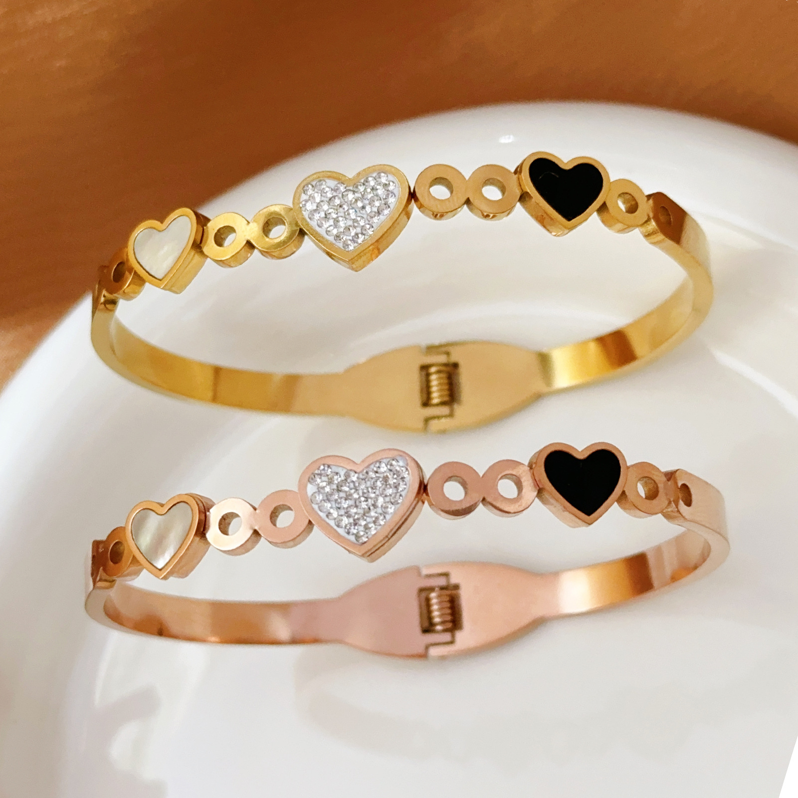 Brazalete de acero de titanio blanco y negro para mujeres no se desvanece ins18k personalidad de oro nicho diseño de pulsera de moda europea y americana
