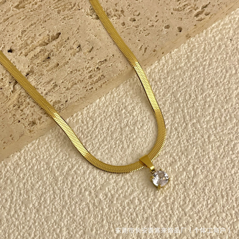 Europe and the United States cross-border fashion new accessories personalized creative versatile golden stainless steel blade chain sparkling clavicle necklace