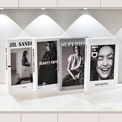 ファッションの偽の本は装飾の本の雑誌を並べます。