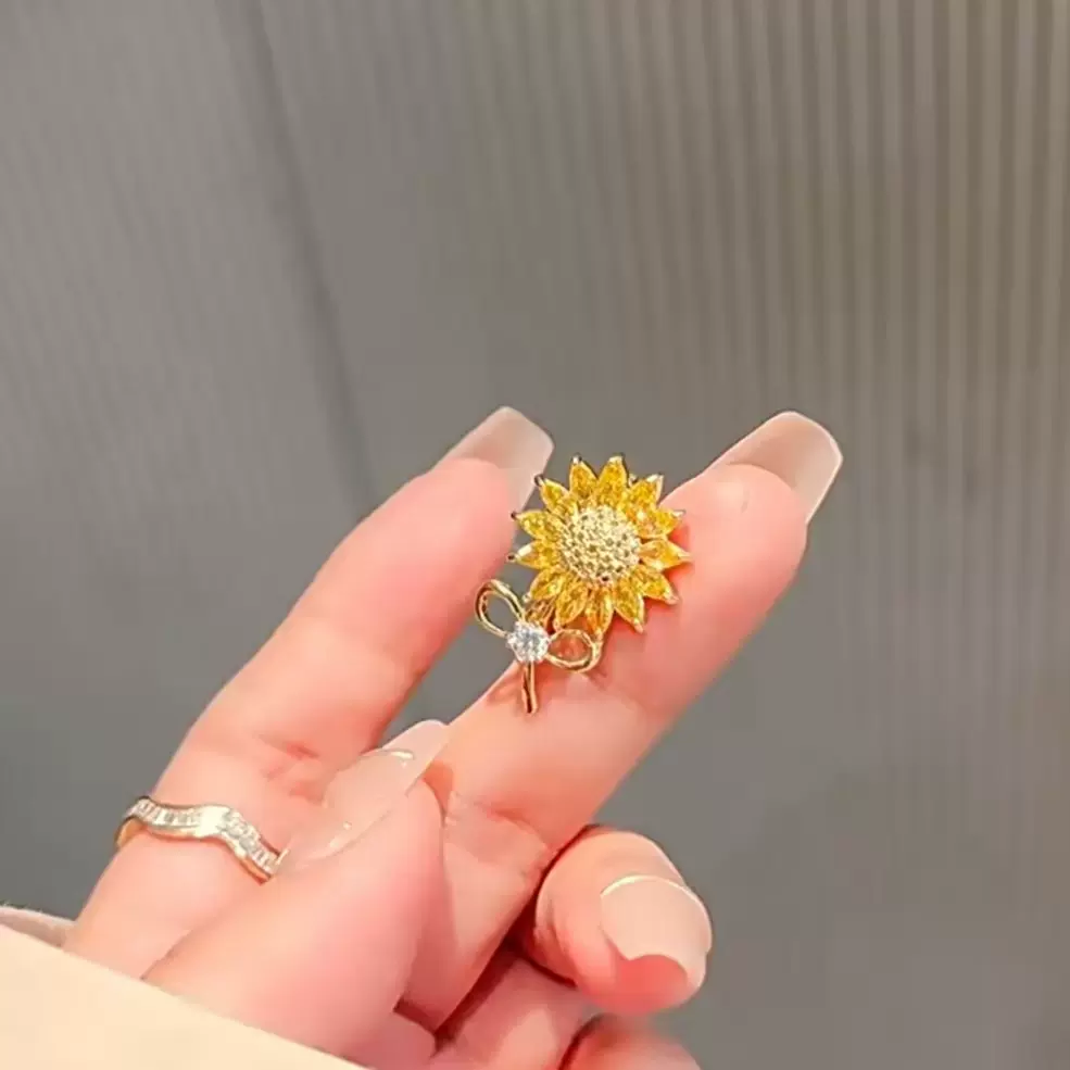 向日葵胸针高级感小众高档设计感别针开衫防走光扣小胸花领口配饰