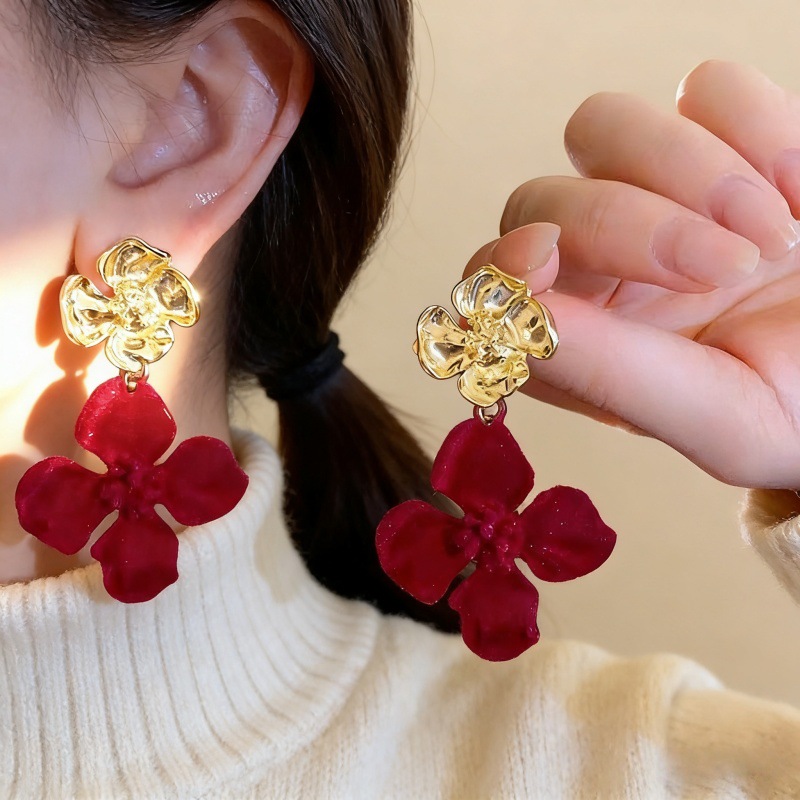 Retro red golden elegant earrings