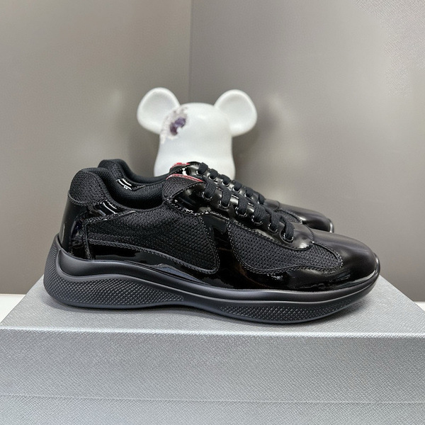 fashionable classic universal sneakers