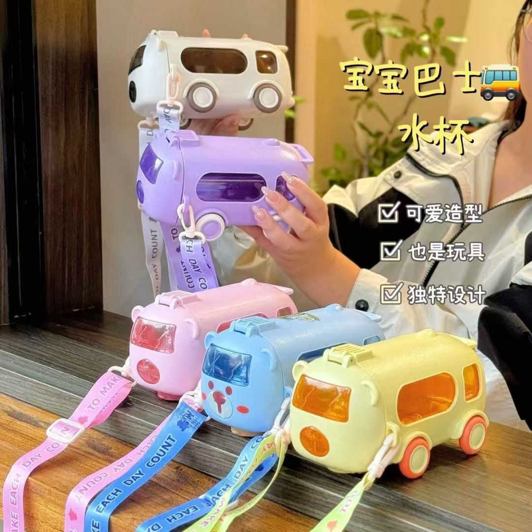 Taza de agua de coche de autobús para bebés de nuevo estilo Taza de paja para niños de alto valor Taza de agua de gran capacidad con tapa elástica portátil para exteriores