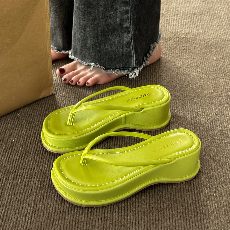 Модные шлепанцы 2023 в Корейском стиле, универсальные повседневные толстые тапочки, Женская Удобная верхняя одежда, пляжная обувь