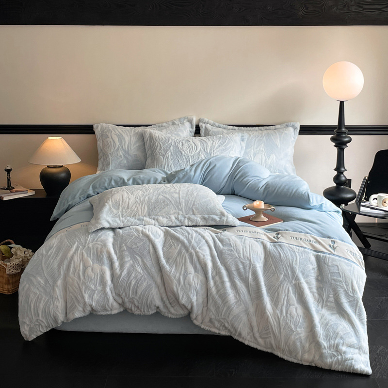 軽くて豪華なウサギのぬいぐるみのベッドの上の4つのセットの冬の保温の牛乳の絨毛のシーツの布団の両面のフランジサンゴの絨毛のベッドの用品