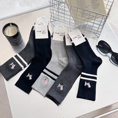 简约黑白灰配色条纹刺绣长筒袜棉质舒适秋冬可爱萌趣女堆堆袜批发