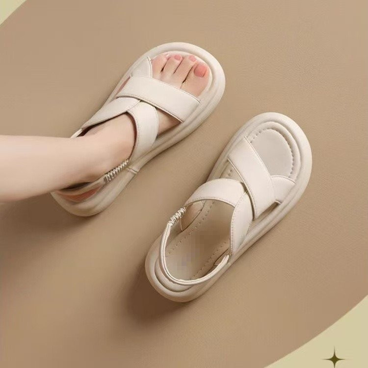 Sandalias de explosión para mujeres verano 2026 nuevo tipo de ropa exterior deportiva casual zapatos de playa suaves con suela gruesa muffin zapatillas frías