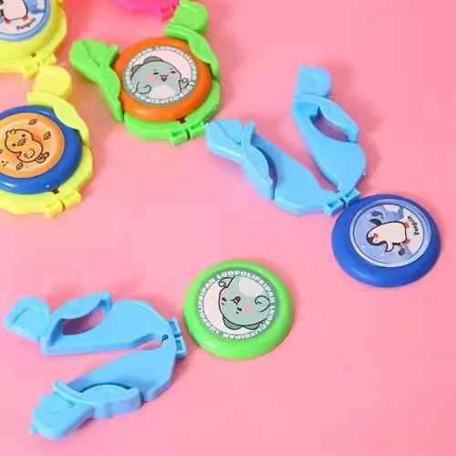 Mini dibujos animados lanzamiento Frisbee juguetes pequeños para intercambiar regalos premios jardín de infantes pequeños regalos juguetes para niños pequeños platillos voladores