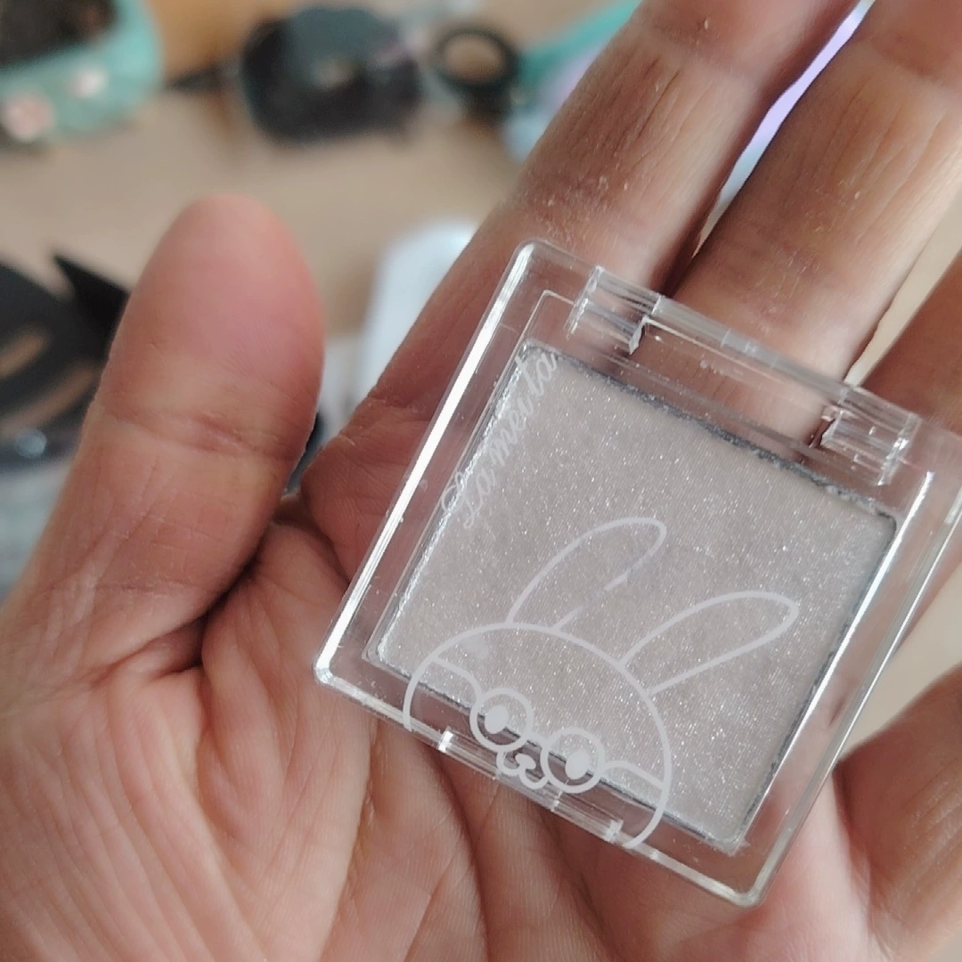 Highlighter, nail sequins, brightening three dimensional contouring palette for face