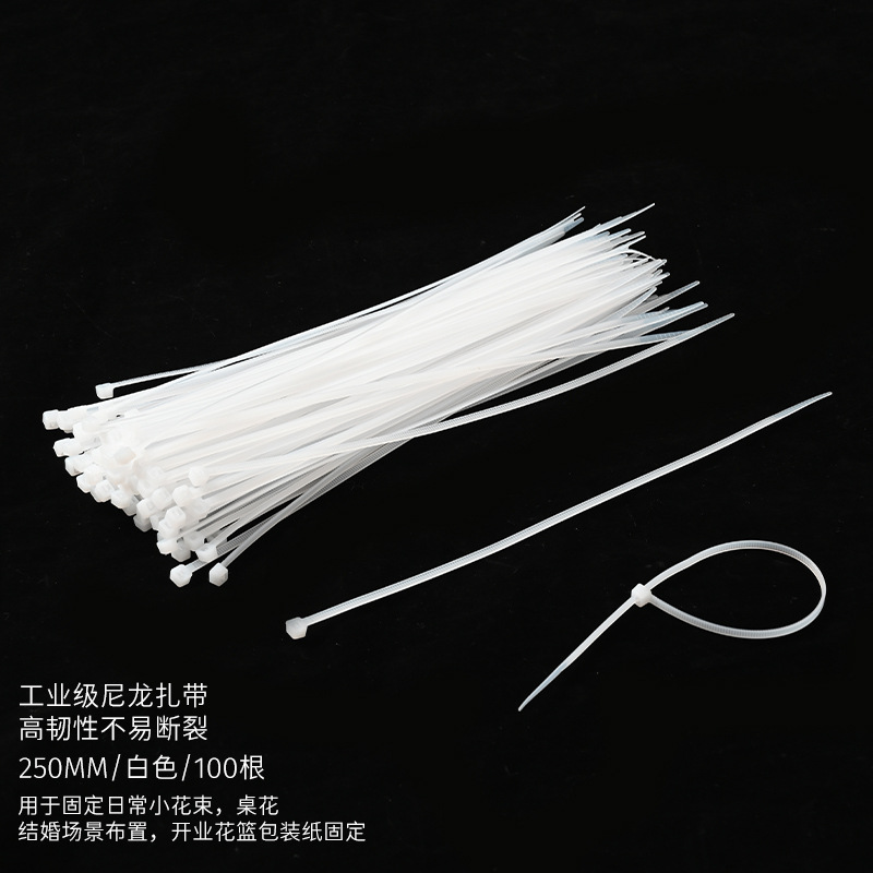 花屋の材料の花の花束を包装して手作りのdiyバラの花を刺します。