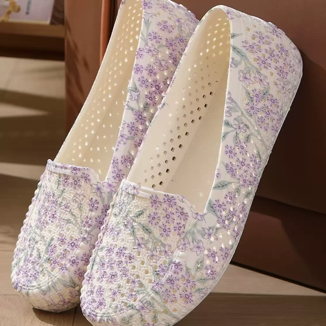 舒适时尚女透气洞洞鞋休闲凉鞋女士印花护士工作鞋广场舞妈妈鞋