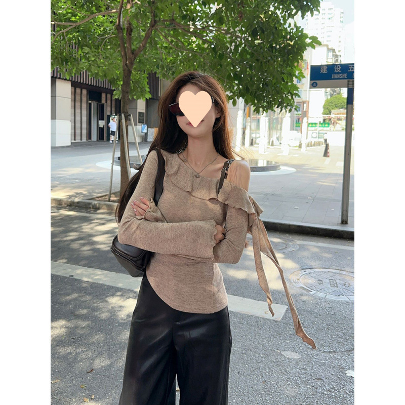 불규칙한 슬레 언트 어깨 리본 니트웨어 여성의 가을 2024 새로운 러플 슬림 핏 주름 긴 소매 탑