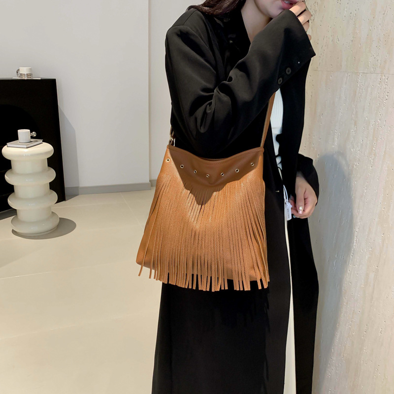 Bolsas de estilo nacional retro serie de mujeres 2024 verano nuevo bolso de moda explosivo bolso de mano de estilo perezoso