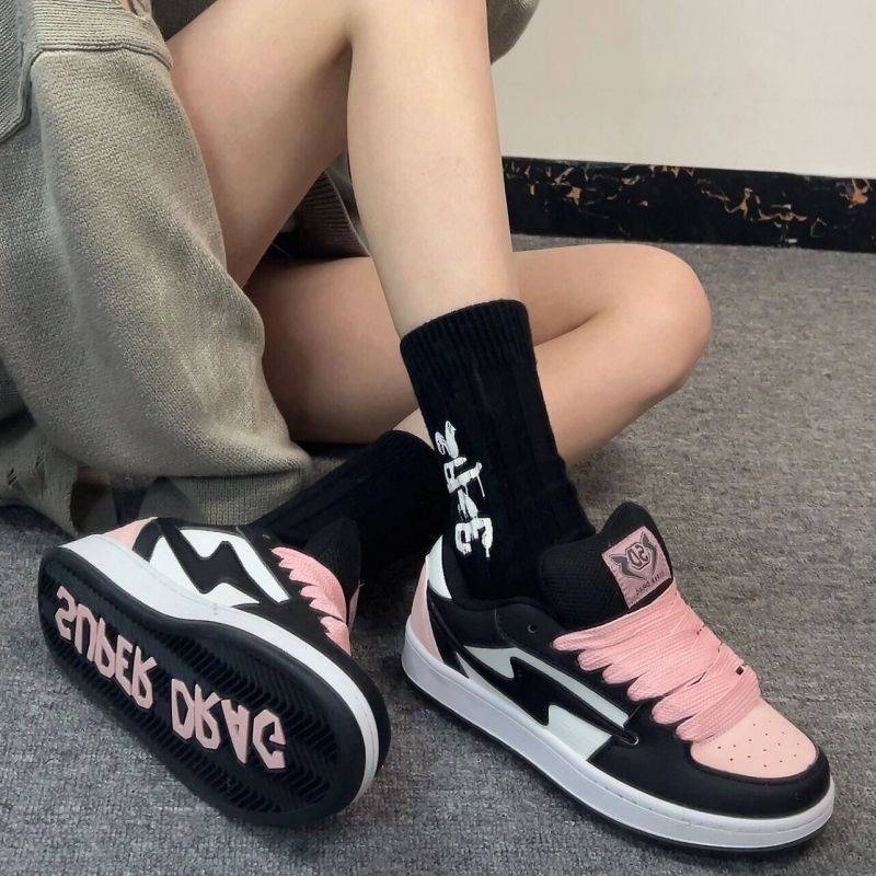 Nuevos zapatos de pan de color rosa negro relámpago para mujer, zapatos casuales de suela gruesa para estudiantes de todo fósforo, zapatos de tabla de aumento, lote de punta redonda