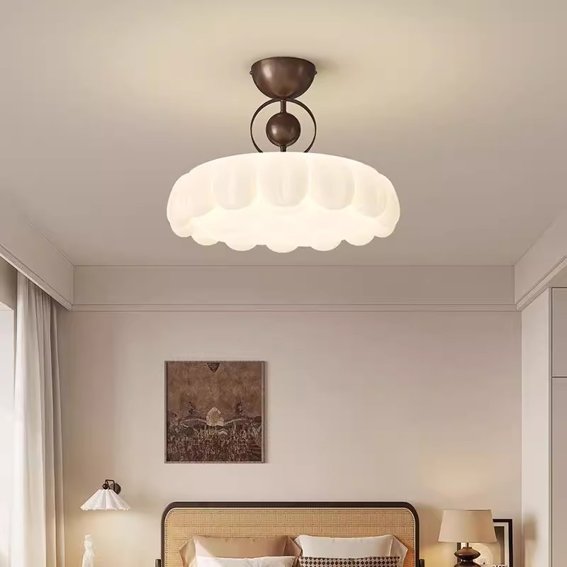 Lámpara de techo de dormitorio de estilo antiguo francés, flor de madera de nogal retro, estilo crema, lámpara de habitación del dormitorio principal 2025 nuevo
