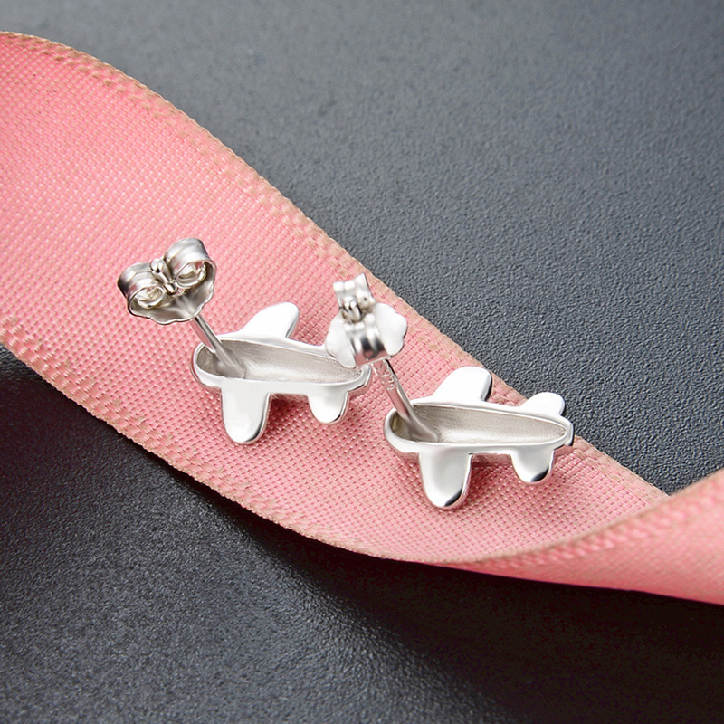 S925 plata esterlina pequeña versión coreana de pernos de avión femeninos pequeños frescos y simples nicho de diseño amiga de los estudiantes de moda pernos de orejas