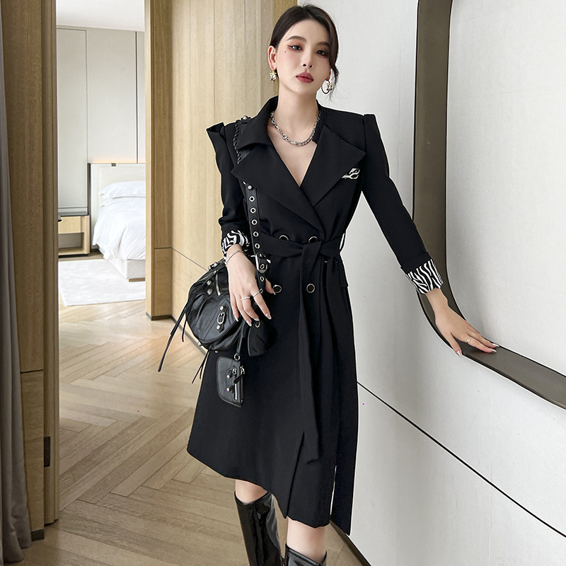 Áo khoác trench coat dáng dài tay dài, cổ vest, cài khuy đôi, có dây lưng — Màu đen