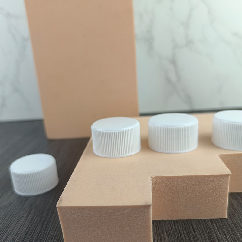 厂家直销28口条纹普通盖白色日化包装沐浴露洗发水旋盖乳液盖