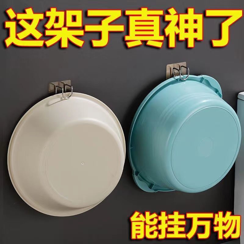 洗面器の収納棚をフックしてトイレの浴室に洗面器の神器を入れます。|undefined