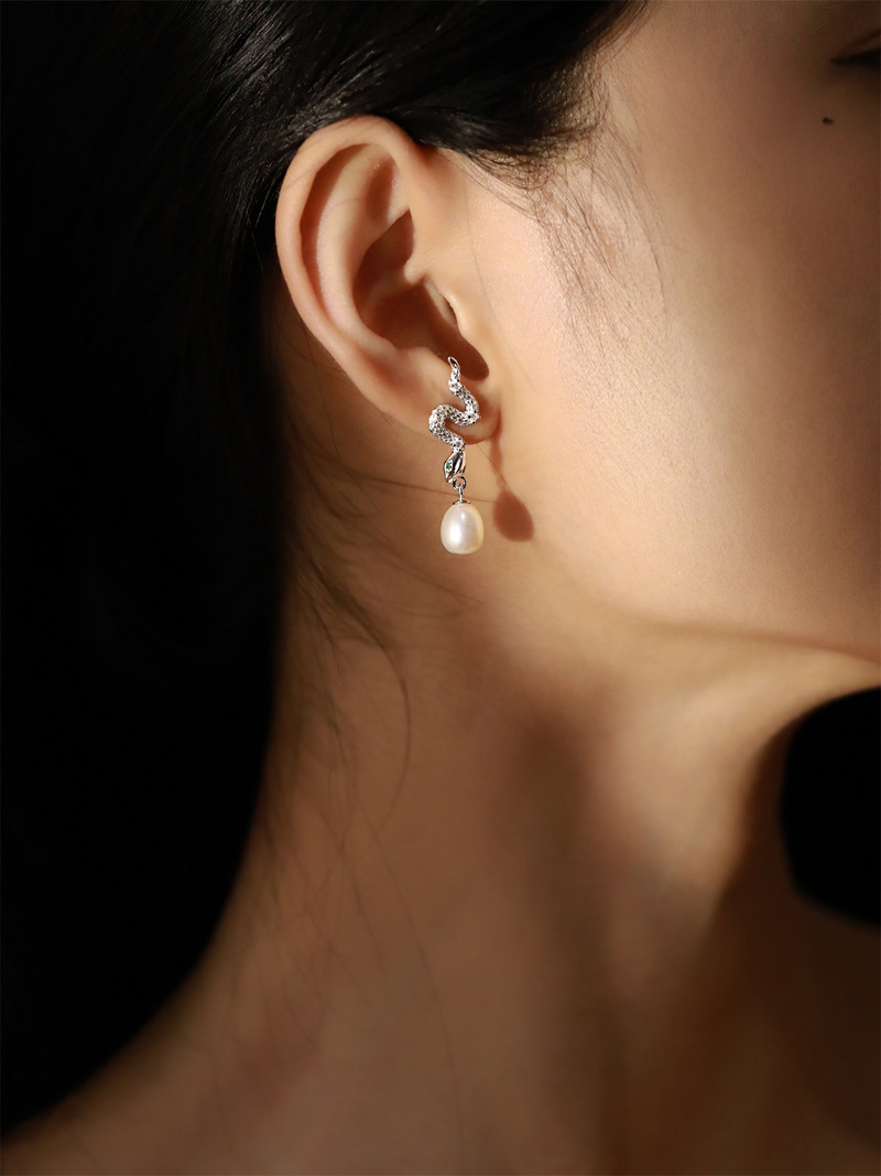 1 Piece Cool Style Snake Inlay Copper Artificial Pearls Zircon Drop Earrings display picture 3