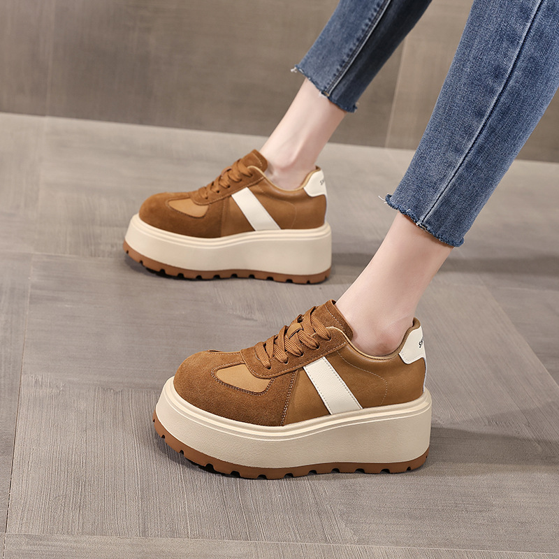 Giày thể thao nữ đế dày nâng chiều cao, sneaker chunky đế bánh mì mềm — màu đen