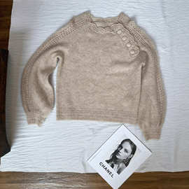 2025早秋新款精致优雅气质时尚镂空钩花边斜肩扣针织泡泡袖毛衣