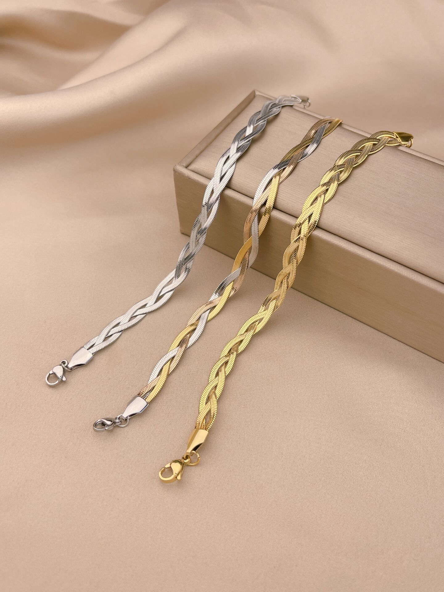 Acier Au Titane De Base Style Moderne Style Classique Tresser Géométrique Couleur Unie Bracelets display picture 7