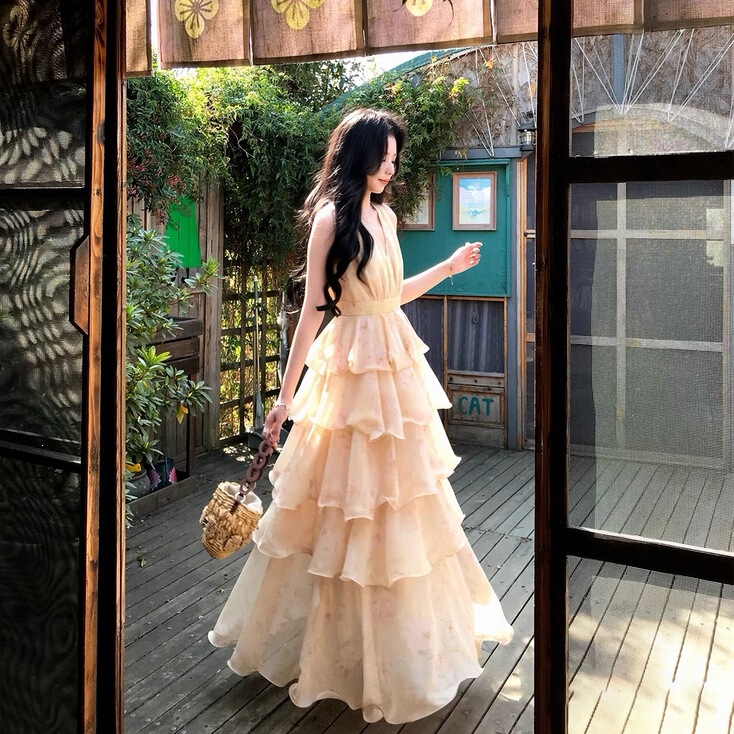 Vacation-style waist-cinching cake skirt V-neck suspender dress for women, especially beautiful for spring and summer, with a cinched waist and yellow print