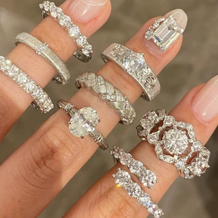 Серебряное кольцо 925 пробы с фигурной вставкой из циркония