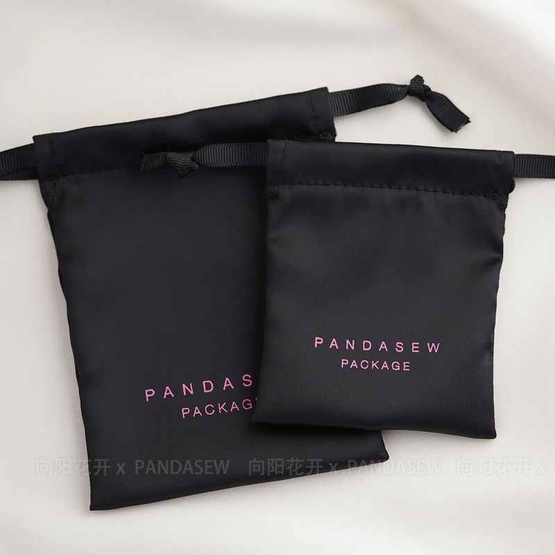Xiangyanghuakai xPandasew プリントロゴシルク巾着ポケットジュエリー収納袋防塵巾着袋|undefined