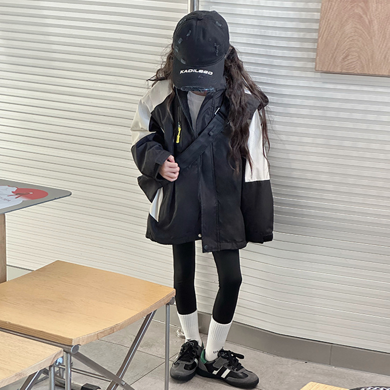 소녀 충전 옷 3 대 1 봄과 가을 2024 새로운 어린이 양털 코트 가을과 겨울 야외 윈드 브레이커 겨울 의류