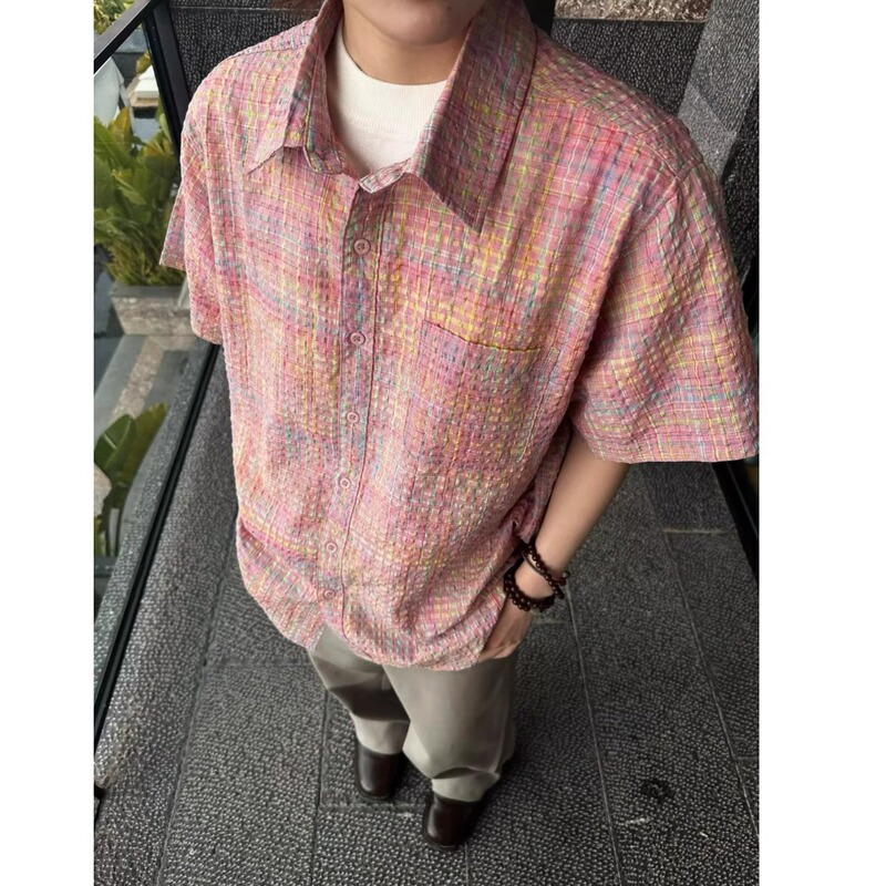 Summer Pink Seersucker Short-Sleeved Shirt for Boys, High-End Boyish Beach Travel Atmosphere Shirt, Trendy Outerwear